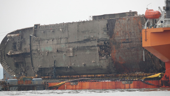 South Korean workers attempting to salvage the wreckage of the Sewol ferry have found possible human remains of one missing ferry disaster victim. (Photo/CGTN) South Korean workers attempting to salvage the wreckage of the Sewol ferry have found possible human remains of one missing ferry disaster victim. (Photo/CGTN)