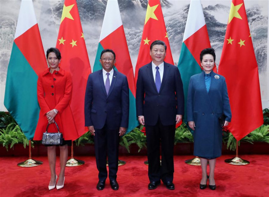 Chinese President Xi Jinping (2nd R) and his wife Peng Liyuan (1st R) pose for a photo with Hery Rajaonarimampianina (2nd L), president of Madagascar, and his wife in Beijing, capital of China, March 27, 2017. (Xinhua/Ju Peng) Chinese President Xi Jinping (2nd R) and his wife Peng Liyuan (1st R) pose for a photo with Hery Rajaonarimampianina (2nd L), president of Madagascar, and his wife in Beijing, capital of China, March 27, 2017. (Xinhua/Ju Peng)