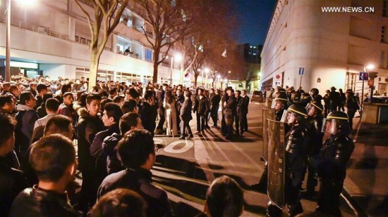 Demonstrators and police force are seen in front of a police station in Paris, France, March 27, 2017. (Xinhua/Chen Yichen) Demonstrators and police force are seen in front of a police station in Paris, France, March 27, 2017. (Xinhua/Chen Yichen)