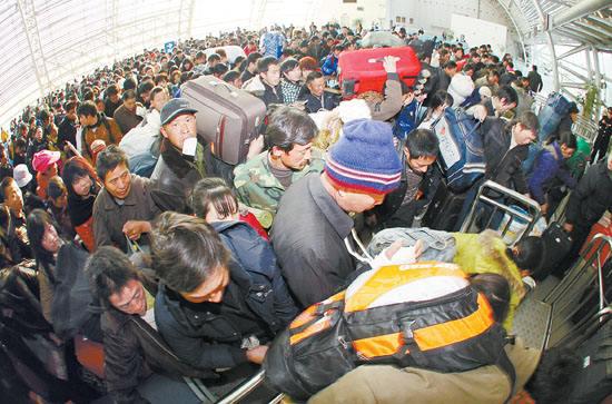 Migrant workers checked in at a railway station. (File photo/www.hsw.cn) Migrant workers checked in at a railway station. (File photo/www.hsw.cn)