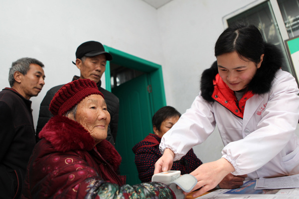 A nurse at a public clinic in Chongqing gives a senior a free health checkup. About 4,600 people over 65 are expected to enjoy the benefits of the team by mid-April. (Photo by Chen Shichuan/For China Daily) A nurse at a public clinic in Chongqing gives a senior a free health checkup. About 4,600 people over 65 are expected to enjoy the benefits of the team by mid-April. (Photo by Chen Shichuan/For China Daily)