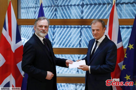 Britain's permanent representative to the European Union Tim Barrow delivers British Prime Minister Theresa May's Brexit letter in notice of the UK's intention to leave the bloc under Article 50 of the EU's Lisbon Treaty to EU Council President Donald Tusk in Brussels, Belgium March 29, 2017. (Photo/Agencies) Britain's permanent representative to the European Union Tim Barrow delivers British Prime Minister Theresa May's Brexit letter in notice of the UK's intention to leave the bloc under Article 50 of the EU's Lisbon Treaty to EU Council President Donald Tusk in Brussels, Belgium March 29, 2017. (Photo/Agencies)