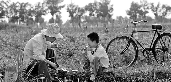 The Summer Is Gone, a black-and-white film, relives an era which saw unprecedented change in a northern town in the 1990s. Photos Provided to China Daily The Summer Is Gone, a black-and-white film, relives an era which saw unprecedented change in a northern town in the 1990s. Photos Provided to China Daily