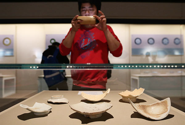 Some cultural relics from the inventory of the Palace Museum, also known as the Forbidden City, in Beijing have been put on display for the first time. FENG YONGBIN/CHINA DAILY Some cultural relics from the inventory of the Palace Museum, also known as the Forbidden City, in Beijing have been put on display for the first time. FENG YONGBIN/CHINA DAILY