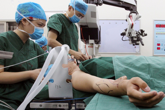A patient awaits surgery to have an ear, which was grown on his arm, transplanted to his head at the First Affiliated Hospital of Xi'an Jiaotong University in Shaanxi province on Wednesday. (Photo by Ruan Banhui/For China Daily) A patient awaits surgery to have an ear, which was grown on his arm, transplanted to his head at the First Affiliated Hospital of Xi'an Jiaotong University in Shaanxi province on Wednesday. (Photo by Ruan Banhui/For China Daily)