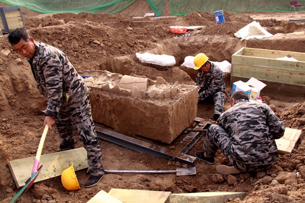 Workers clear the ground in preparation for an excavation in Hugezhuang village, Tongzhou, Beijing. (Photo/China Daily) Workers clear the ground in preparation for an excavation in Hugezhuang village, Tongzhou, Beijing. (Photo/China Daily)