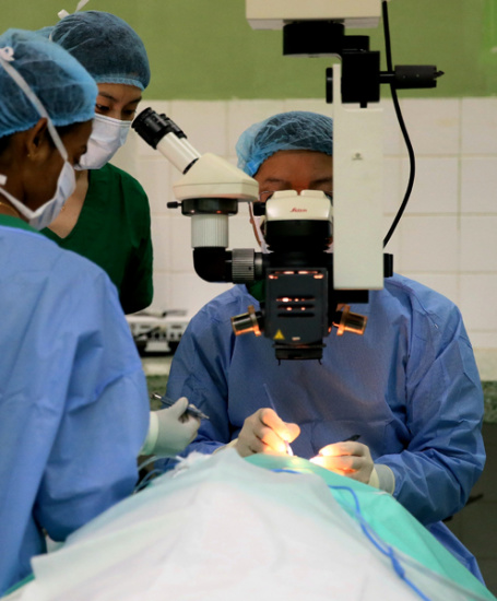 Doctors from Peking Union Medical College Hospital perform cataract surgery last year in Sri Lanka during a medical aid trip organized by the Chinese Foundation for Lifeline Express.(Photo/Xinhua) Doctors from Peking Union Medical College Hospital perform cataract surgery last year in Sri Lanka during a medical aid trip organized by the Chinese Foundation for Lifeline Express.(Photo/Xinhua)