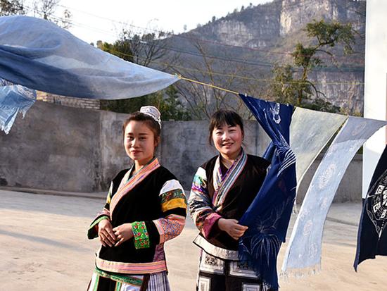 Photo taken on Feb 21 shows Cai Qun(R) in Miao costumes. (Photo/Xinhua) Photo taken on Feb 21 shows Cai Qun(R) in Miao costumes. (Photo/Xinhua)