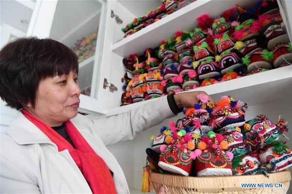 Collector Hu Shuqing displays her collection of tiger-head shoes in Zhengzhou City of central China's Henan Province, March 10, 2017. (Xinhua/Zhu Xiang) Collector Hu Shuqing displays her collection of tiger-head shoes in Zhengzhou City of central China's Henan Province, March 10, 2017. (Xinhua/Zhu Xiang)
