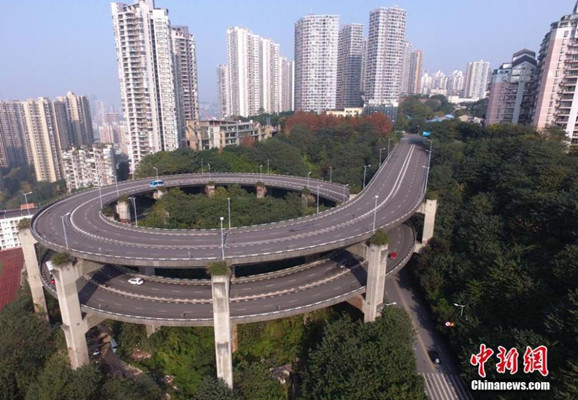 This photo taken on Dec. 16 shows a spiral bridge in Chongqing Municipality, southwest China. The bridge, called the Rongqiao Overpass, has become a landmark for the city, but it also raises debate among the locals. Some drivers say they are thrilled when driving through these sharp turns, while others say driving on it is just like riding a roller coaster and they don't like that feeling. (Photo/China News Service) This photo taken on Dec. 16 shows a spiral bridge in Chongqing Municipality, southwest China. The bridge, called the Rongqiao Overpass, has become a landmark for the city, but it also raises debate among the locals. Some drivers say they are thrilled when driving through these sharp turns, while others say driving on it is just like riding a roller coaster and they don't like that feeling. (Photo/China News Service)