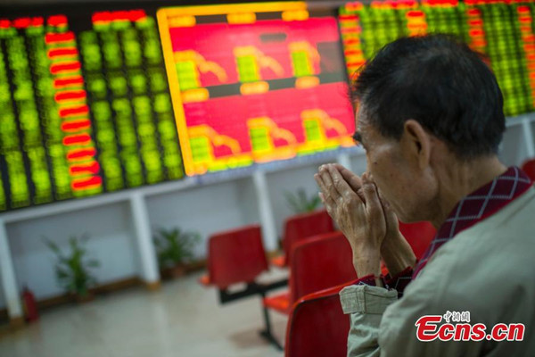 Investors look at an electronic board showing stock information at a brokerage house in Taiyuan, north China's Shanxi Province, Jan. 4, 2016. Trading on the first day of the year closed earlier than expected, as a 7 percent slump triggered circuit breaker mechanism to halt the market. (Photo: China News Service/Wei Liang) Investors look at an electronic board showing stock information at a brokerage house in Taiyuan, north China's Shanxi Province, Jan. 4, 2016. Trading on the first day of the year closed earlier than expected, as a 7 percent slump triggered circuit breaker mechanism to halt the market. (Photo: China News Service/Wei Liang)