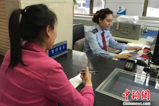 Staff members provide services to customers at a taxation bureau in Gansu, June,1, 2016. (Photo: China News Service/ Liu Yutao) Staff members provide services to customers at a taxation bureau in Gansu, June,1, 2016. (Photo: China News Service/ Liu Yutao)