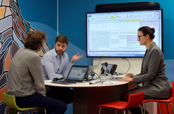 UBS employees work in the UBS "fintech lab" at Canary Wharf in London, Britain, Oct 19, 2016. (Photo/Agencies)