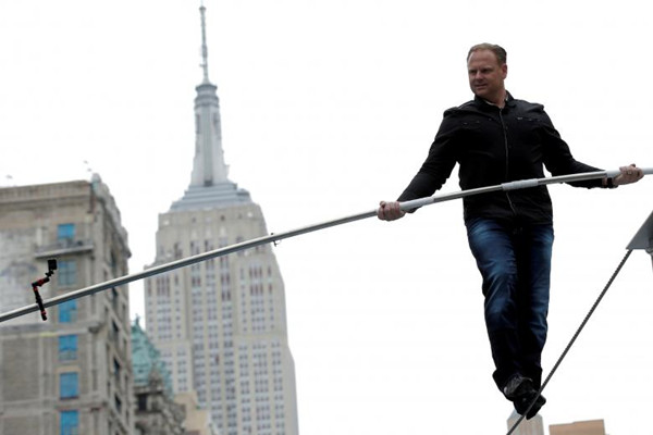 File Photo: Aerialist Nik Wallenda walks a tightrope during a promotional event in midtown Manhattan, with the Empire State Building behind him, in New York City, U.S., May 17, 2016 .(Photo/Agencies) File Photo: Aerialist Nik Wallenda walks a tightrope during a promotional event in midtown Manhattan, with the Empire State Building behind him, in New York City, U.S., May 17, 2016 .(Photo/Agencies)