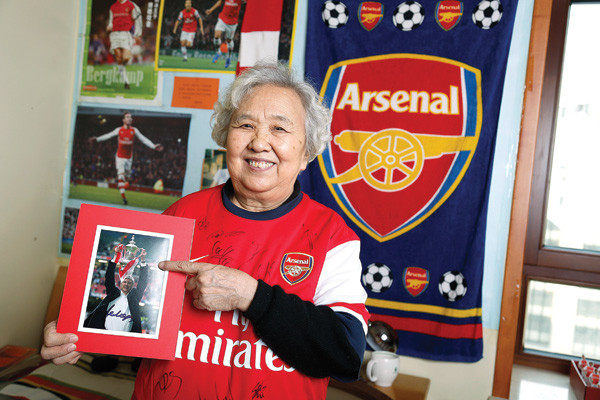 Granny Liu Hongwen poses with memorabilia wearing her Arsenal shirt. (China Daily) Granny Liu Hongwen poses with memorabilia wearing her Arsenal shirt. (China Daily)