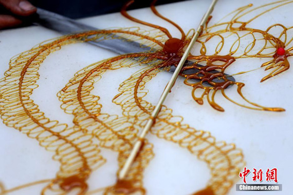 Sugar drawing, a traditional Chinese folk art uses hot caramel to create two-dimensional figures. (File photo/Chinanews.com) Sugar drawing, a traditional Chinese folk art uses hot caramel to create two-dimensional figures. (File photo/Chinanews.com)
