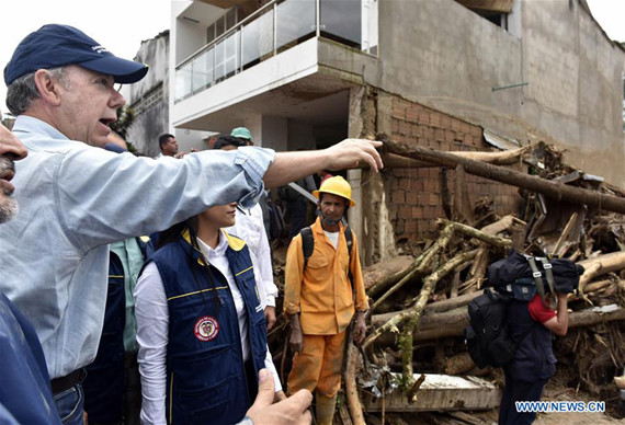 Image provided by Colombia's Presidency shows Colombian President Juan Manuel Santos (L) visiting the site of landslide in Mocoa, capital city of Putumayo department, Colombia, on April 1, 2017. At least 154 people were killed in a landslide in Mocoa, said Colombian President Juan Manuel Santos on Saturday. (Xinhua/Cesar Carrion/Colombia's Presidency) Image provided by Colombia's Presidency shows Colombian President Juan Manuel Santos (L) visiting the site of landslide in Mocoa, capital city of Putumayo department, Colombia, on April 1, 2017. At least 154 people were killed in a landslide in Mocoa, said Colombian President Juan Manuel Santos on Saturday. (Xinhua/Cesar Carrion/Colombia's Presidency)