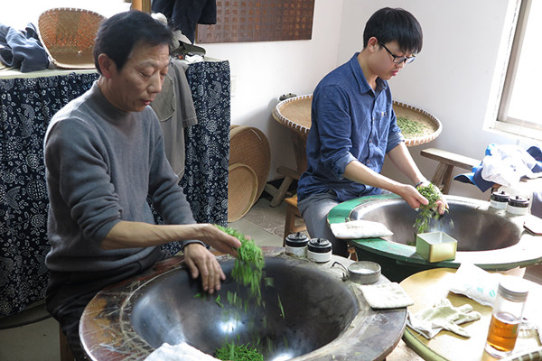 Fan Shenghua (left) teaches his apprentice the traditional panning skill. (Photo by Wu Yuanfeng/Shi Xiaofeng/China Daily) Fan Shenghua (left) teaches his apprentice the traditional panning skill. (Photo by Wu Yuanfeng/Shi Xiaofeng/China Daily)