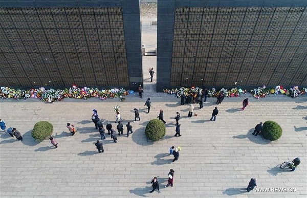 People mourn for the deceased in the 1976 Tangshan earthquake in front of a memorial wall in Tangshan, north China's Hebei Province, April 3, 2017. Tomb-Sweeping Day, or Qingming, falls early April, when Chinese people commemorate their deceased loved ones by visiting tombs. (Xinhua/Mu Yu) People mourn for the deceased in the 1976 Tangshan earthquake in front of a memorial wall in Tangshan, north China's Hebei Province, April 3, 2017. Tomb-Sweeping Day, or Qingming, falls early April, when Chinese people commemorate their deceased loved ones by visiting tombs. (Xinhua/Mu Yu)