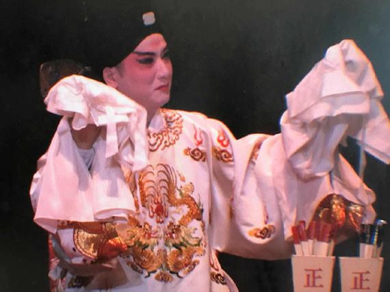 White Silk Gown by the Suzhou Kunqu Opera Theater (Photo/CGTN) White Silk Gown by the Suzhou Kunqu Opera Theater (Photo/CGTN)