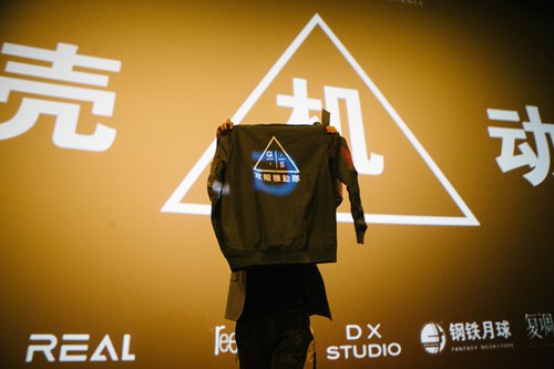 A fan holds up a shirt featuring the Chinese title of Ghost in the Shell on Friday in Beijing. (Photo: Li Hao/GT) A fan holds up a shirt featuring the Chinese title of Ghost in the Shell on Friday in Beijing. (Photo: Li Hao/GT)