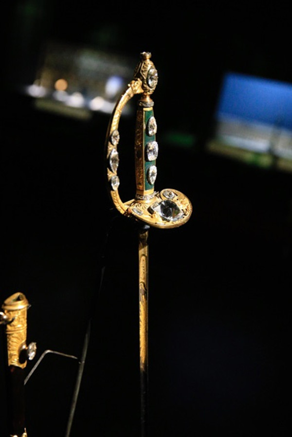 A collection of French treasures, including the Consular Sword, will be part of a display of nearly 300 precious objects at the Palace Museum in Beijing from Tuesday. (Photo/China Daily) A collection of French treasures, including the Consular Sword, will be part of a display of nearly 300 precious objects at the Palace Museum in Beijing from Tuesday. (Photo/China Daily)