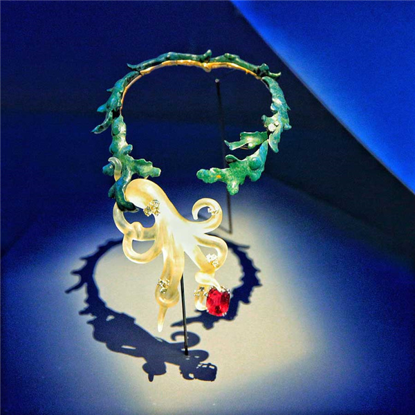 A collection of French treasures, including the Consular Sword, will be part of a display of nearly 300 precious objects at the Palace Museum in Beijing from Tuesday. (Photo/China Daily) A collection of French treasures, including the Consular Sword, will be part of a display of nearly 300 precious objects at the Palace Museum in Beijing from Tuesday. (Photo/China Daily)