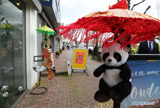 A panda doll is pictured on street of Rhenen, the Netherlands, on April 5, 2017. The Pandasia at Ouwehands Zoo in the Netherlands will house giant pandas Xing Ya and Wu Wen, which are expected to arrive on April 12. (Xinhua/Gong Bing) A panda doll is pictured on street of Rhenen, the Netherlands, on April 5, 2017. The Pandasia at Ouwehands Zoo in the Netherlands will house giant pandas Xing Ya and Wu Wen, which are expected to arrive on April 12. (Xinhua/Gong Bing)