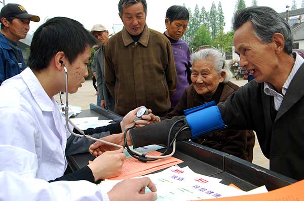 A doctor provides checkups and information on Parkinson's disease in a rural community in Zhenjiang, Jiangsu province.Shi Yucheng / For China Daily A doctor provides checkups and information on Parkinson's disease in a rural community in Zhenjiang, Jiangsu province.Shi Yucheng / For China Daily