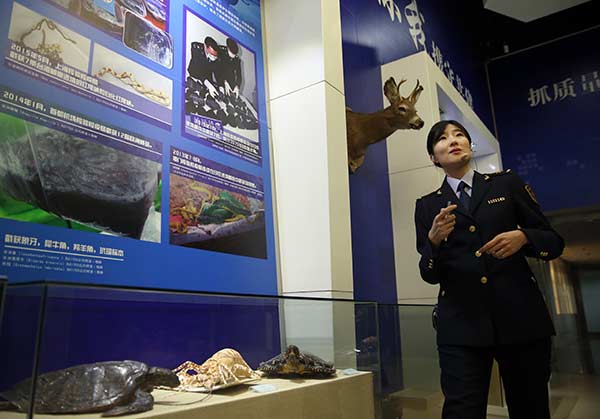A guide talks about cases of invasive species intercepted by the Beijing Entry-Exit Inspection and Quarantine Bureau in recent years on Tuesday.Zou Hong / China Daily A guide talks about cases of invasive species intercepted by the Beijing Entry-Exit Inspection and Quarantine Bureau in recent years on Tuesday.Zou Hong / China Daily