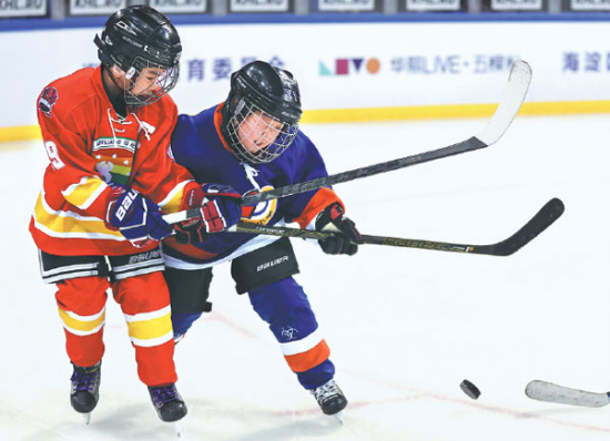 Payers from the Elementary School Affiliated to Renmin University (red) and Zhongguancun No 1 Primary School compete in an exhibition game at Wukesong Arena following the March 19 opening ceremony for the 2017 Haidian District School Hockey League season. Provided to China Daily Payers from the Elementary School Affiliated to Renmin University (red) and Zhongguancun No 1 Primary School compete in an exhibition game at Wukesong Arena following the March 19 opening ceremony for the 2017 Haidian District School Hockey League season. Provided to China Daily