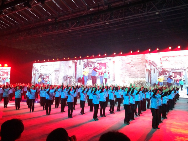 A group of 500 female enthusiasts dance to pop music as a show during the launching ceremony for the 2017 Mighty Square Dancing Championship on Wednesday in Beijing. (Photo by Sun Xiaochen/chinadaily.com.cn) A group of 500 female enthusiasts dance to pop music as a show during the launching ceremony for the 2017 Mighty Square Dancing Championship on Wednesday in Beijing. (Photo by Sun Xiaochen/chinadaily.com.cn)