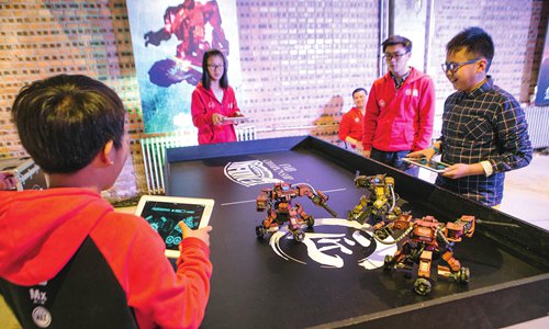 Enthusiasts try their hand at robot combat. (Photos: Li Hao/GT) Enthusiasts try their hand at robot combat. (Photos: Li Hao/GT)