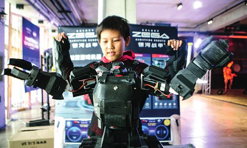 A boy imitates a robot. (Photo: Li Hao/GT) A boy imitates a robot. (Photo: Li Hao/GT)