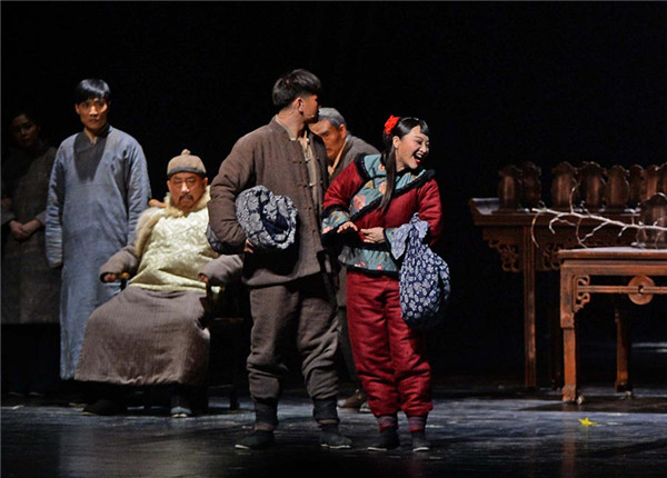 The Shaanxi People's Art Theater's rendition of Bai Lu Yuan features impressive stage sets that are reflective of real-life Shaanxi society. The music is inspired by the traditional Qinqiang Opera. (Photo provided to China Daily) The Shaanxi People's Art Theater's rendition of Bai Lu Yuan features impressive stage sets that are reflective of real-life Shaanxi society. The music is inspired by the traditional Qinqiang Opera. (Photo provided to China Daily)