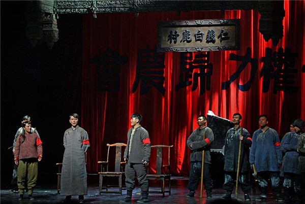 The Shaanxi People's Art Theater's rendition of Bai Lu Yuan features impressive stage sets that are reflective of real-life Shaanxi society. The music is inspired by the traditional Qinqiang Opera. (Photo provided to China Daily) The Shaanxi People's Art Theater's rendition of Bai Lu Yuan features impressive stage sets that are reflective of real-life Shaanxi society. The music is inspired by the traditional Qinqiang Opera. (Photo provided to China Daily)