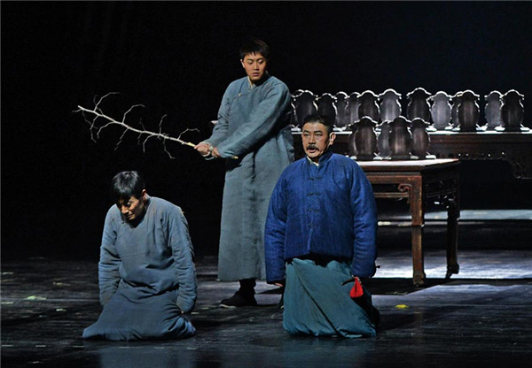 The Shaanxi People's Art Theater's rendition of Bai Lu Yuan features impressive stage sets that are reflective of real-life Shaanxi society. The music is inspired by the traditional Qinqiang Opera. (Photo provided to China Daily) The Shaanxi People's Art Theater's rendition of Bai Lu Yuan features impressive stage sets that are reflective of real-life Shaanxi society. The music is inspired by the traditional Qinqiang Opera. (Photo provided to China Daily)