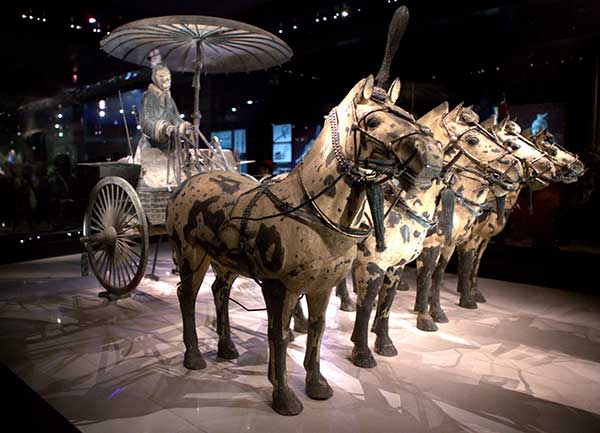 A bronze chariot is on display in Emperor Qinshihuang's Mausoleum Site Museum. (Photo provided to China Daily) A bronze chariot is on display in Emperor Qinshihuang's Mausoleum Site Museum. (Photo provided to China Daily)