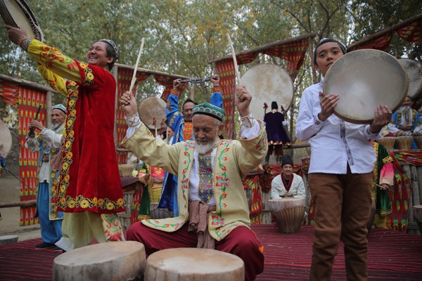 An image from the film Taklamakan's Drumbeat, which revolves around a young girl who lives in a village near the Taklamakan Desert in the Xinjiang Uygur autonomous region and wishes to be a dancer against her parents' wishes. (Photo provided to China Daily)
