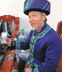 Yang Shaochen conducts a consultation via his smartphone. (Photo by Yang Jun/China Daily) Yang Shaochen conducts a consultation via his smartphone. (Photo by Yang Jun/China Daily)