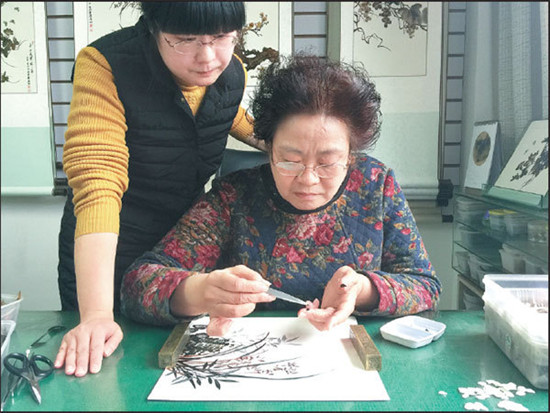 Xu Nannan and her daughter create feather artwork at their studio in Chongqing. (Photo By Tan Yingzi / China Daily) Xu Nannan and her daughter create feather artwork at their studio in Chongqing. (Photo By Tan Yingzi / China Daily)