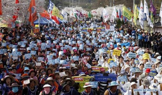 People holding placards participate in a rally to oppose the deployment of the U.S. Terminal High Altitude Area Defense (THAAD) system near the Seongju Golf Course, in Seongju, South Korea, on April 8, 2017. (Xinhua/Yao Qilin) People holding placards participate in a rally to oppose the deployment of the U.S. Terminal High Altitude Area Defense (THAAD) system near the Seongju Golf Course, in Seongju, South Korea, on April 8, 2017. (Xinhua/Yao Qilin)
