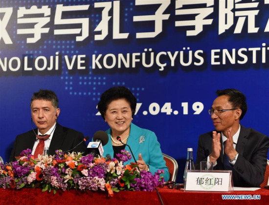 Visiting Chinese Vice Premier Liu Yandong (C) has discussions with Turkey's Sinologists and teachers and students from the Confucius Institutes in Turkey, during a tour of the Confucius Institute at Bogazici University in Istanbul, Turkey, April 19, 2017. (Xinhua/He Canling)