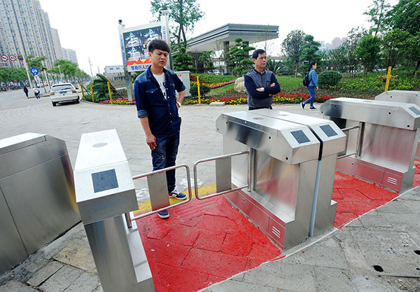 Pedestrians wait at closed turnstiles at a street crossing in Wuhan, Hubei province, on Wednesday.Miao Jian / For China Daily Pedestrians wait at closed turnstiles at a street crossing in Wuhan, Hubei province, on Wednesday.Miao Jian / For China Daily