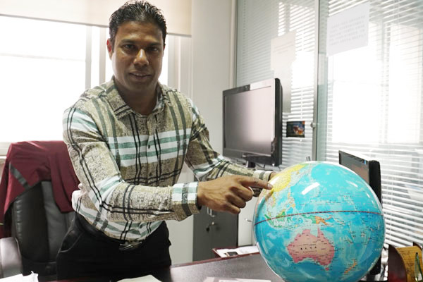 Anura Banda, CEO of Beijing Heavenly Trade Co Ltd, points at a globe showing the 'Tea Road' from Sri Lanka to China at his office in Beijing, China, on April 19, 2017. (Photo by Li Xiupeng / chinadaily.com.cn) Anura Banda, CEO of Beijing Heavenly Trade Co Ltd, points at a globe showing the 'Tea Road' from Sri Lanka to China at his office in Beijing, China, on April 19, 2017. (Photo by Li Xiupeng / chinadaily.com.cn)