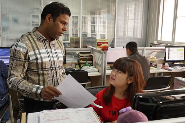 Anura Banda, CEO of Beijing Heavenly Trade Co Ltd, talks to a staff member about the tea business between China and Sri Lanka in Beijing, China, on April 19, 2017. (Photo by Li Xiupeng / chinadaily.com.cn) Anura Banda, CEO of Beijing Heavenly Trade Co Ltd, talks to a staff member about the tea business between China and Sri Lanka in Beijing, China, on April 19, 2017. (Photo by Li Xiupeng / chinadaily.com.cn)