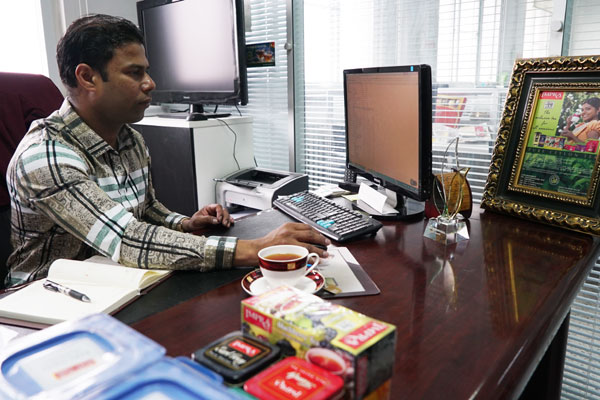 Anura Banda, CEO of Beijing Heavenly Trade Co Ltd, does tea business between China and Sri Lanka in Beijing, China, on April 19, 2017. (Photo by Li Xiupeng / chinadaily.com.cn) Anura Banda, CEO of Beijing Heavenly Trade Co Ltd, does tea business between China and Sri Lanka in Beijing, China, on April 19, 2017. (Photo by Li Xiupeng / chinadaily.com.cn)