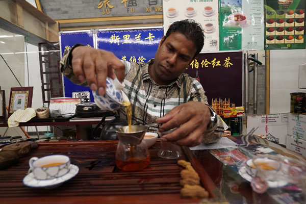Anura Banda, CEO of Beijing Heavenly Trade Co Ltd, makes tea at his tea shop in Beijing, China, on April 19, 2017. (Photo by Li Xiupeng / chinadaily.com.cn) Anura Banda, CEO of Beijing Heavenly Trade Co Ltd, makes tea at his tea shop in Beijing, China, on April 19, 2017. (Photo by Li Xiupeng / chinadaily.com.cn)