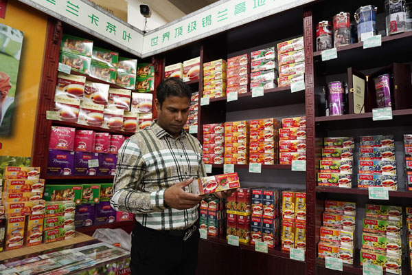 Anura Banda, CEO of Beijing Heavenly Trade Co Ltd, examines tea at his tea shop in Beijing, China, on April 19, 2017. (Photo by Li Xiupeng / chinadaily.com.cn) Anura Banda, CEO of Beijing Heavenly Trade Co Ltd, examines tea at his tea shop in Beijing, China, on April 19, 2017. (Photo by Li Xiupeng / chinadaily.com.cn)