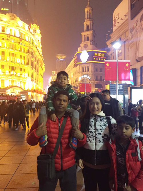 Anura Banda, CEO of Beijing Heavenly Trade Co Ltd, poses for a photo with his wife Pan Xia and two sons in Shanghai, China, in January 2017. (Photo provided to chinadaily.com.cn) Anura Banda, CEO of Beijing Heavenly Trade Co Ltd, poses for a photo with his wife Pan Xia and two sons in Shanghai, China, in January 2017. (Photo provided to chinadaily.com.cn)